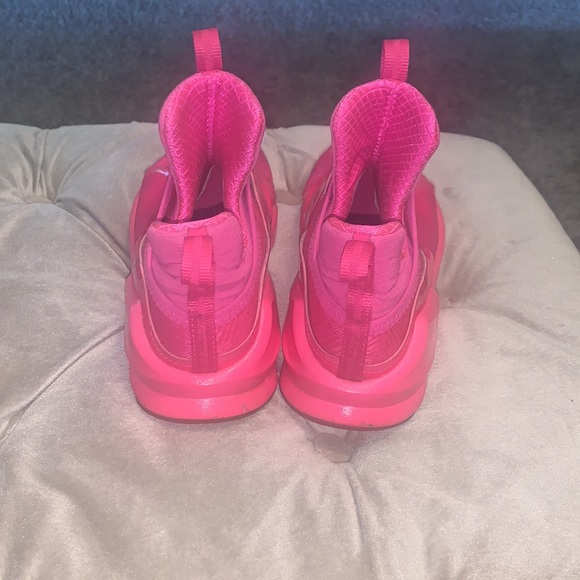 Hot pink Pumas - Picture 3 of 7